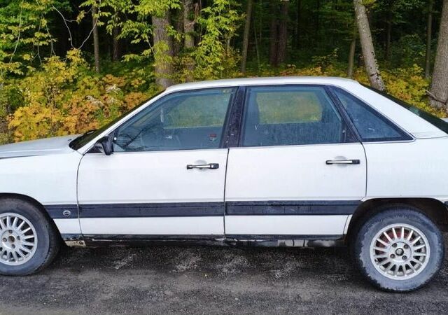 Белый Ауди 100, объемом двигателя 1.8 л и пробегом 450 тыс. км за 1800 $, фото 2 на Automoto.ua