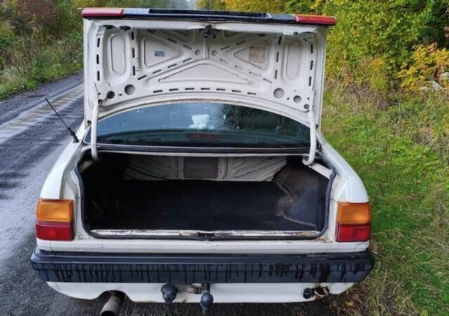 Белый Ауди 100, объемом двигателя 1.8 л и пробегом 450 тыс. км за 1800 $, фото 8 на Automoto.ua