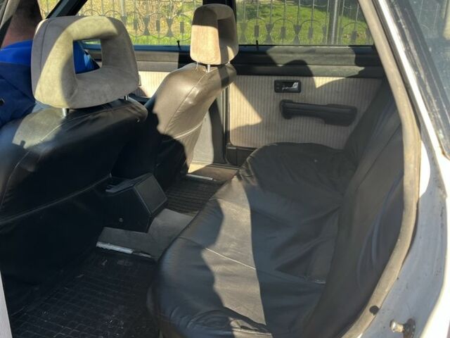 Белый Ауди 100, объемом двигателя 2.3 л и пробегом 300 тыс. км за 470 $, фото 3 на Automoto.ua