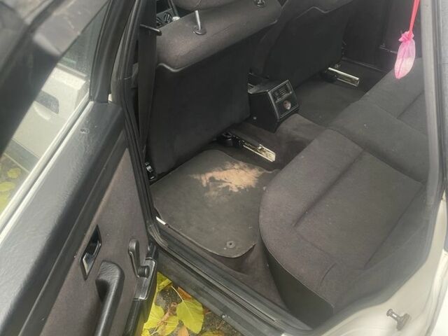 Белый Ауди 100, объемом двигателя 1.8 л и пробегом 350 тыс. км за 1200 $, фото 3 на Automoto.ua