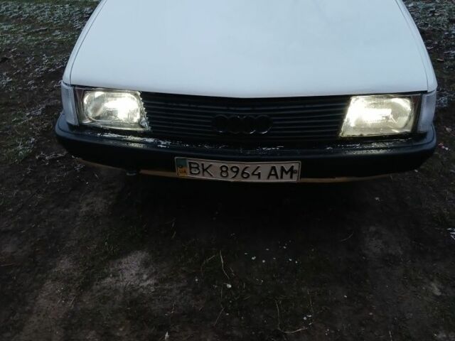 Белый Ауди 100, объемом двигателя 2 л и пробегом 300 тыс. км за 1000 $, фото 1 на Automoto.ua