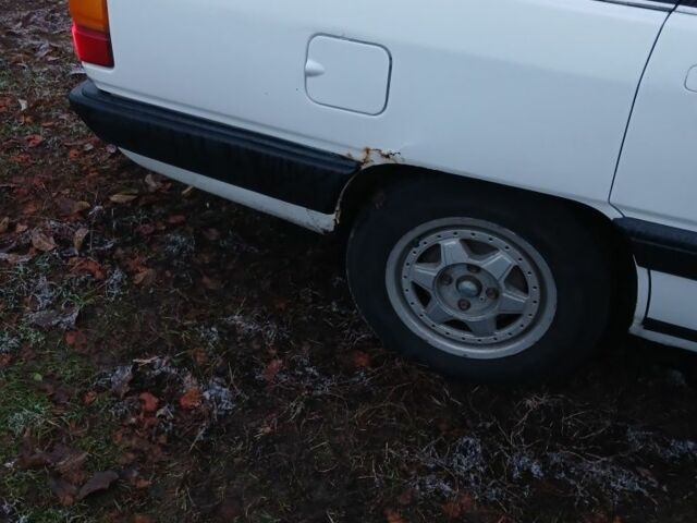 Белый Ауди 100, объемом двигателя 2 л и пробегом 300 тыс. км за 1000 $, фото 2 на Automoto.ua