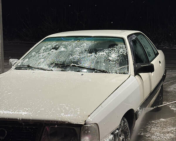 Белый Ауди 100, объемом двигателя 1.8 л и пробегом 246 тыс. км за 1300 $, фото 4 на Automoto.ua