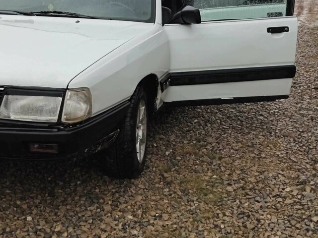Белый Ауди 100, объемом двигателя 1.8 л и пробегом 315 тыс. км за 800 $, фото 1 на Automoto.ua