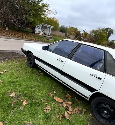 Белый Ауди 100, объемом двигателя 1.6 л и пробегом 0 тыс. км за 1200 $, фото 2 на Automoto.ua