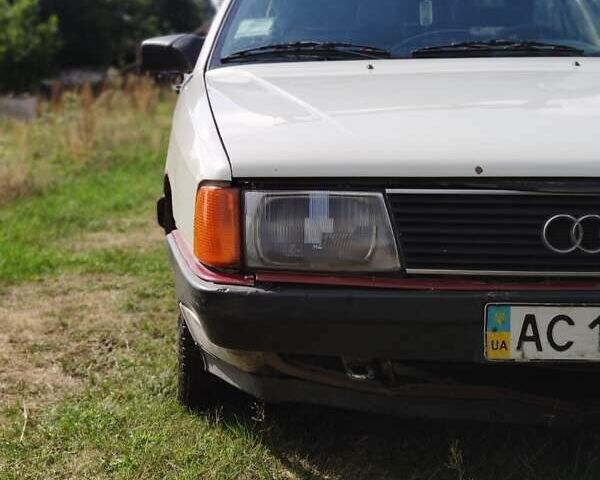 Білий Ауді 100, об'ємом двигуна 1.8 л та пробігом 400 тис. км за 600 $, фото 2 на Automoto.ua