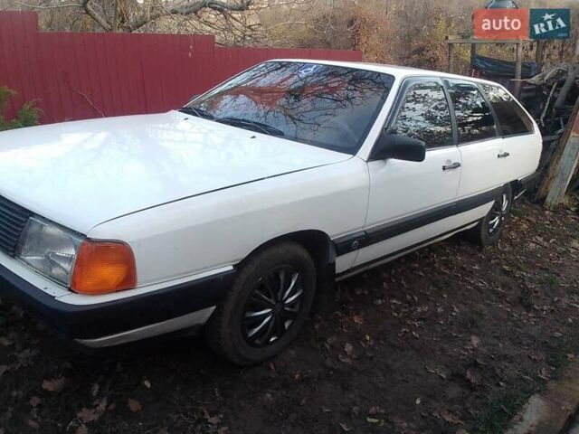 Белый Ауди 100, объемом двигателя 1.8 л и пробегом 375 тыс. км за 2200 $, фото 3 на Automoto.ua