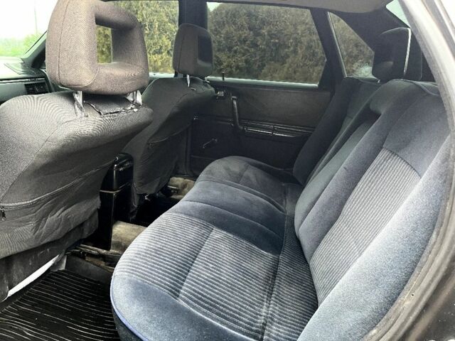 Черный Ауди 100, объемом двигателя 1.8 л и пробегом 384 тыс. км за 1800 $, фото 5 на Automoto.ua