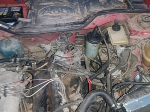 Красный Ауди 100, объемом двигателя 1.8 л и пробегом 350 тыс. км за 1500 $, фото 1 на Automoto.ua