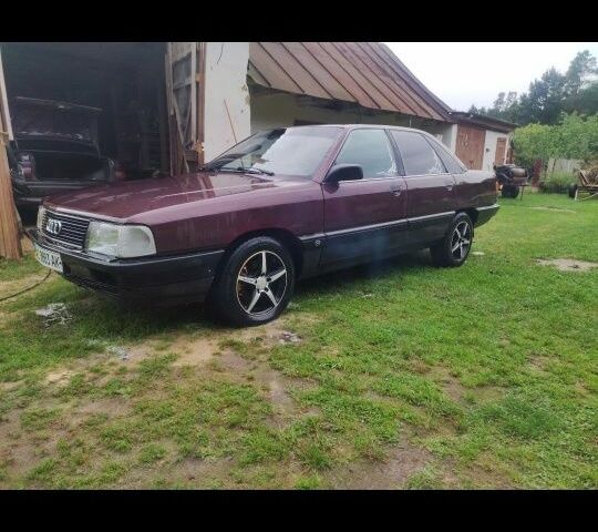 Красный Ауди 100, объемом двигателя 0 л и пробегом 320 тыс. км за 900 $, фото 1 на Automoto.ua