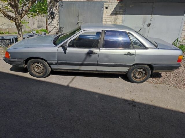 Серый Ауди 100, объемом двигателя 1.8 л и пробегом 370 тыс. км за 1200 $, фото 1 на Automoto.ua