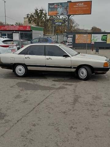 Серый Ауди 100, объемом двигателя 2.2 л и пробегом 400 тыс. км за 1600 $, фото 1 на Automoto.ua