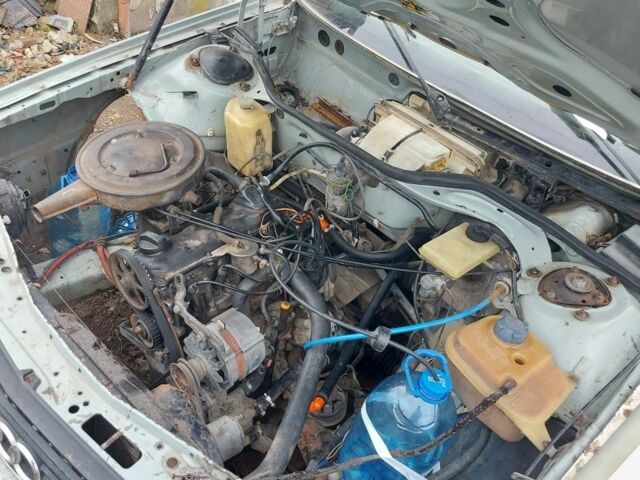 Серый Ауди 100, объемом двигателя 1.8 л и пробегом 120 тыс. км за 100 $, фото 3 на Automoto.ua