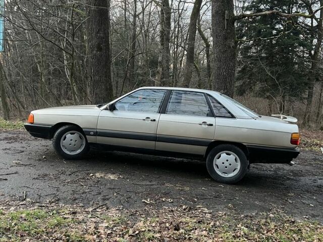 Серый Ауди 100, объемом двигателя 2 л и пробегом 300 тыс. км за 1850 $, фото 3 на Automoto.ua