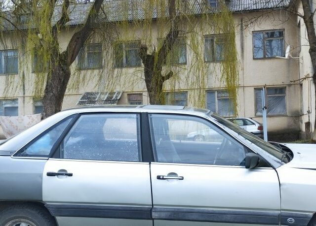 Сірий Ауді 100, об'ємом двигуна 2 л та пробігом 400 тис. км за 1600 $, фото 2 на Automoto.ua