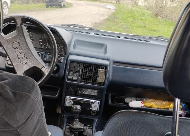 Сірий Ауді 100, об'ємом двигуна 2 л та пробігом 400 тис. км за 1600 $, фото 4 на Automoto.ua