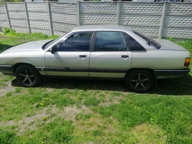 Сірий Ауді 100, об'ємом двигуна 2.2 л та пробігом 450 тис. км за 900 $, фото 1 на Automoto.ua