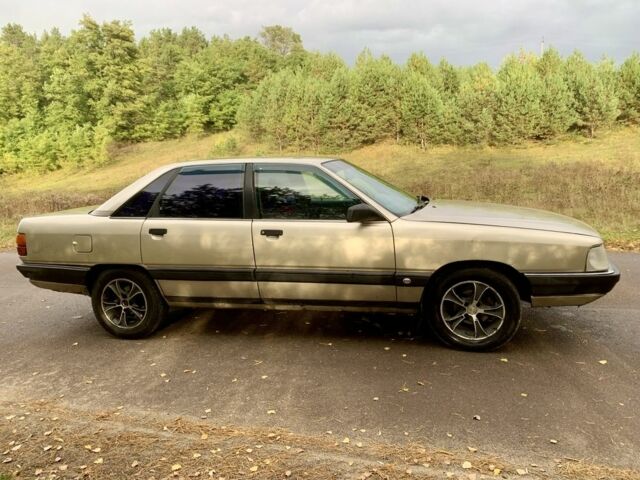 Серый Ауди 100, объемом двигателя 2.3 л и пробегом 400 тыс. км за 1400 $, фото 4 на Automoto.ua