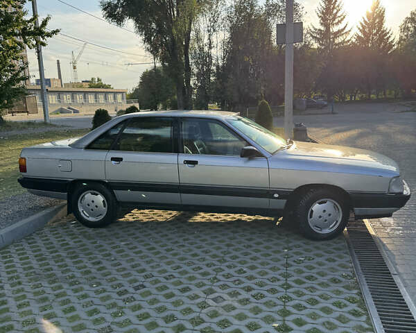 Серый Ауди 100, объемом двигателя 2 л и пробегом 305 тыс. км за 2300 $, фото 2 на Automoto.ua
