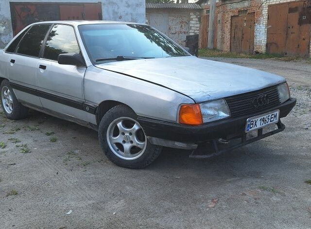 Сірий Ауді 100, об'ємом двигуна 2 л та пробігом 400 тис. км за 900 $, фото 1 на Automoto.ua