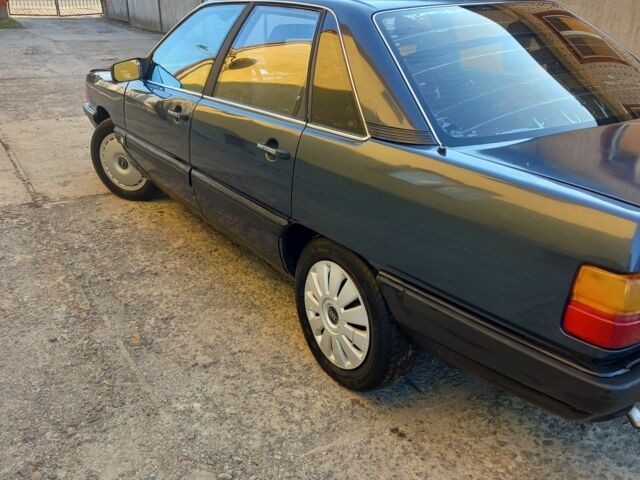 Синий Ауди 100, объемом двигателя 1.8 л и пробегом 348 тыс. км за 1850 $, фото 4 на Automoto.ua