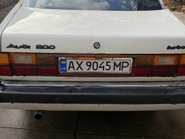 Белый Ауди 200, объемом двигателя 2.2 л и пробегом 1000 тыс. км за 800 $, фото 2 на Automoto.ua