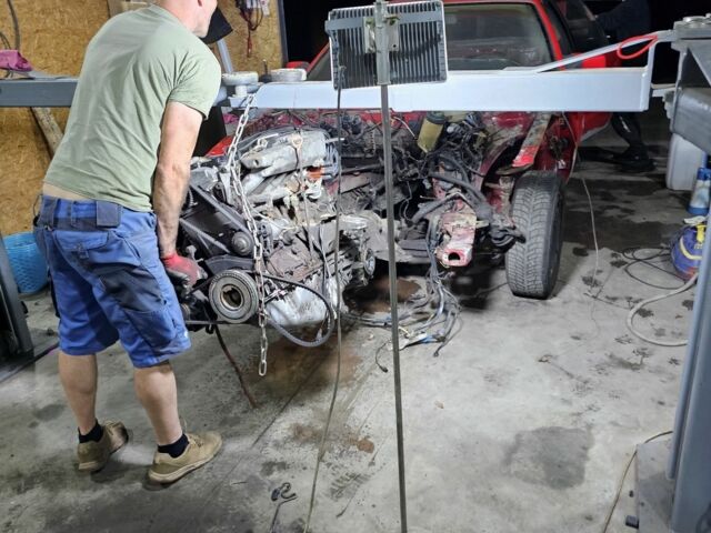 Красный Ауди 200, объемом двигателя 2.2 л и пробегом 300 тыс. км за 3400 $, фото 2 на Automoto.ua