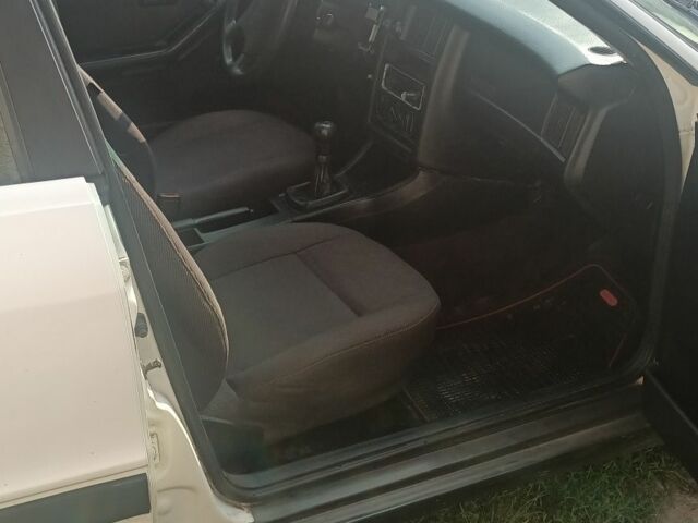 Белый Ауди 80, объемом двигателя 1.8 л и пробегом 300 тыс. км за 1500 $, фото 2 на Automoto.ua