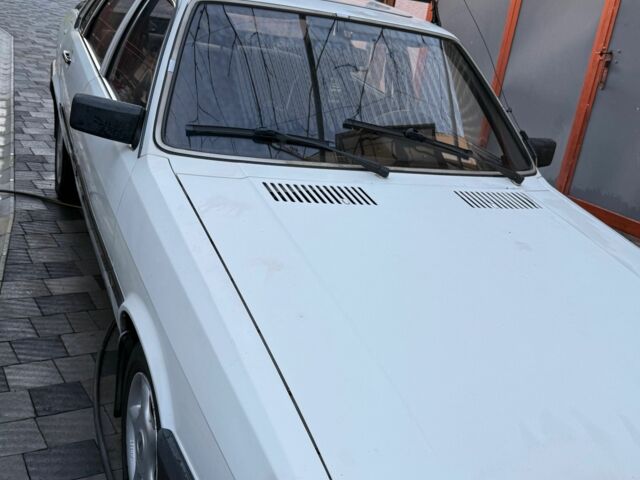 Белый Ауди 80, объемом двигателя 1.6 л и пробегом 220 тыс. км за 1000 $, фото 4 на Automoto.ua