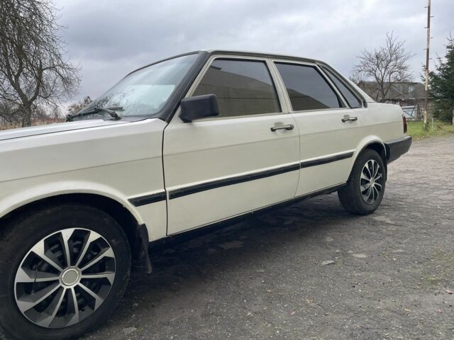 Белый Ауди 80, объемом двигателя 1.6 л и пробегом 350 тыс. км за 899 $, фото 1 на Automoto.ua