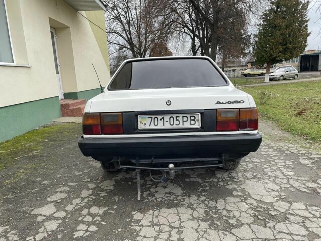 Белый Ауди 80, объемом двигателя 1.6 л и пробегом 350 тыс. км за 899 $, фото 4 на Automoto.ua