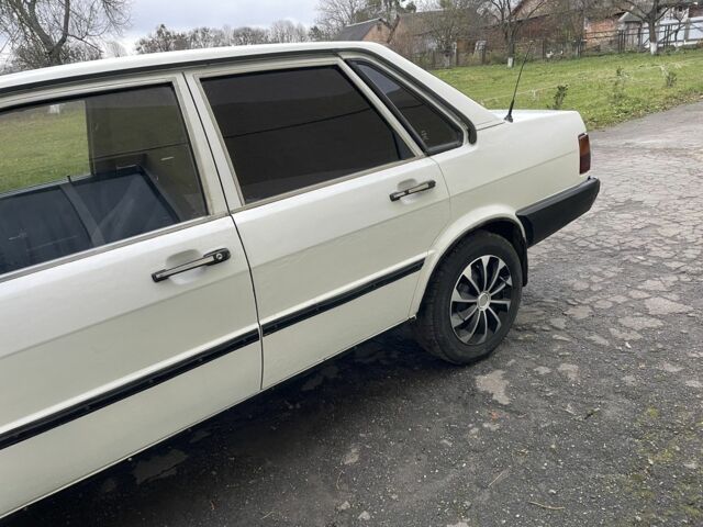 Белый Ауди 80, объемом двигателя 1.6 л и пробегом 350 тыс. км за 899 $, фото 3 на Automoto.ua