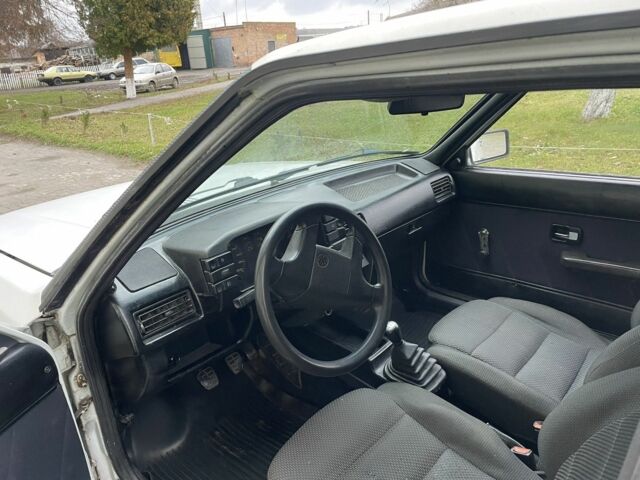 Белый Ауди 80, объемом двигателя 1.6 л и пробегом 350 тыс. км за 899 $, фото 5 на Automoto.ua