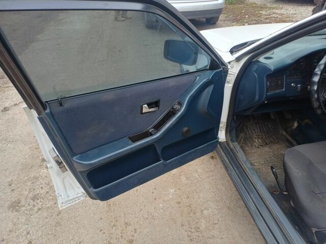 Білий Ауді 80, об'ємом двигуна 1.8 л та пробігом 300 тис. км за 1000 $, фото 5 на Automoto.ua