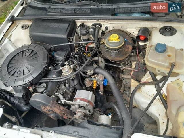 Белый Ауди 80, объемом двигателя 1.8 л и пробегом 330 тыс. км за 1900 $, фото 1 на Automoto.ua