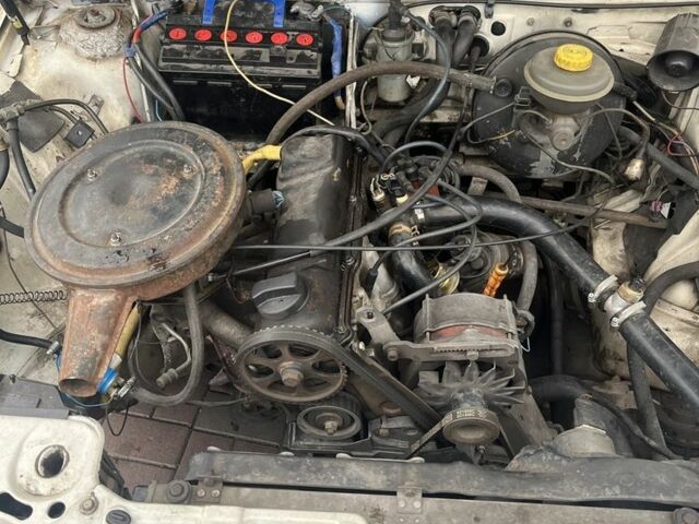 Белый Ауди 80, объемом двигателя 1.8 л и пробегом 400 тыс. км за 1099 $, фото 5 на Automoto.ua