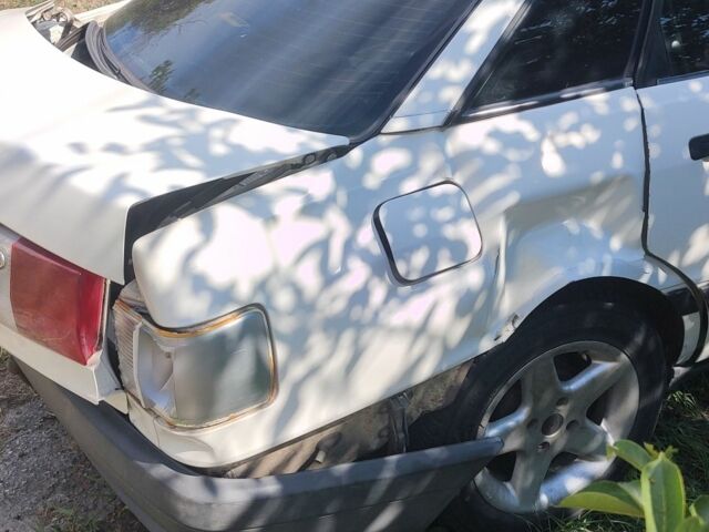 Белый Ауди 80, объемом двигателя 1.8 л и пробегом 375 тыс. км за 700 $, фото 2 на Automoto.ua