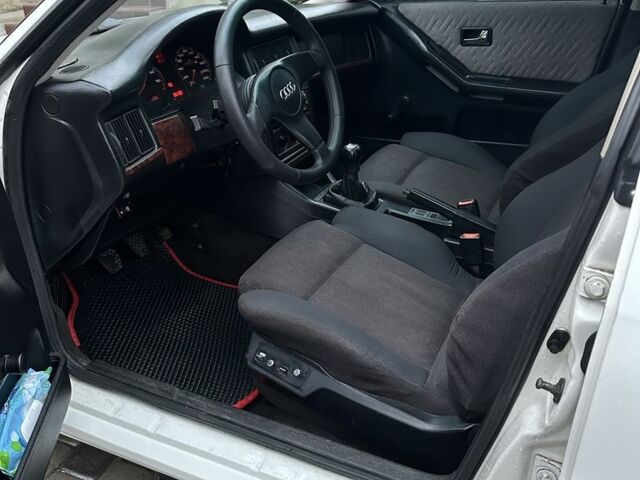 Белый Ауди 80, объемом двигателя 1.8 л и пробегом 270 тыс. км за 3000 $, фото 5 на Automoto.ua