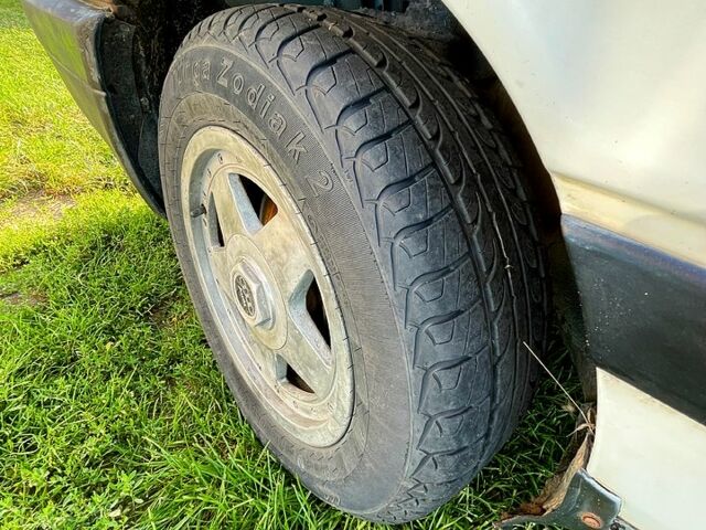 Белый Ауди 80, объемом двигателя 1.8 л и пробегом 370 тыс. км за 1100 $, фото 2 на Automoto.ua