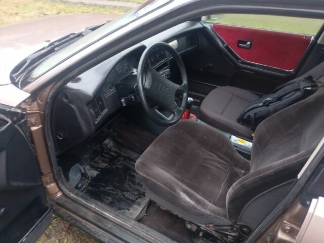 Бежевый Ауди 80, объемом двигателя 1.8 л и пробегом 1000 тыс. км за 1100 $, фото 4 на Automoto.ua