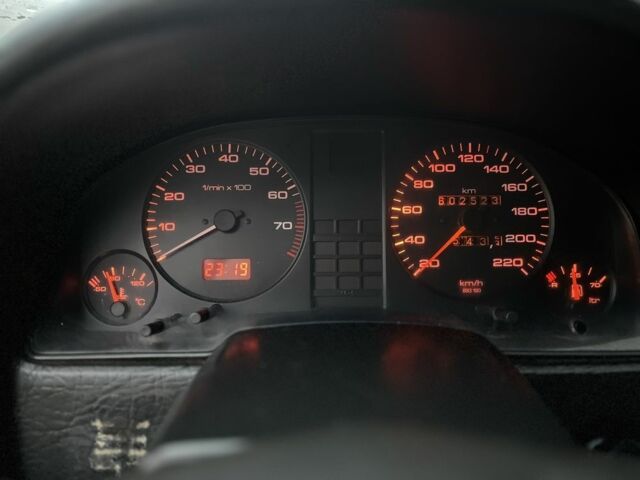 Черный Ауди 80, объемом двигателя 1.8 л и пробегом 600 тыс. км за 2150 $, фото 6 на Automoto.ua