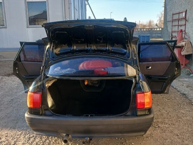 Черный Ауди 80, объемом двигателя 1.8 л и пробегом 250 тыс. км за 1700 $, фото 3 на Automoto.ua