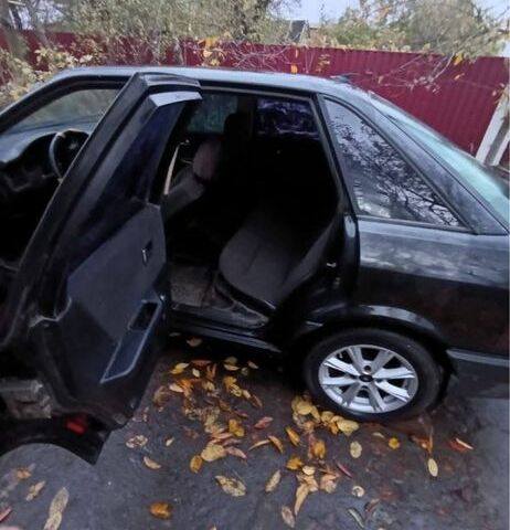 Черный Ауди 80, объемом двигателя 1.8 л и пробегом 400 тыс. км за 1000 $, фото 4 на Automoto.ua