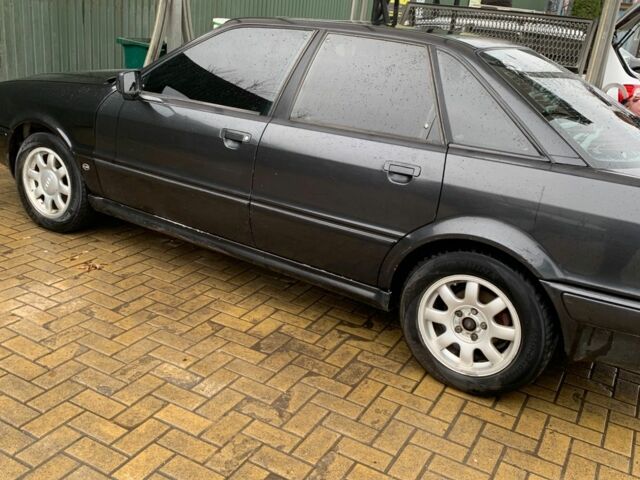 Черный Ауди 80, объемом двигателя 2.8 л и пробегом 400 тыс. км за 2350 $, фото 1 на Automoto.ua