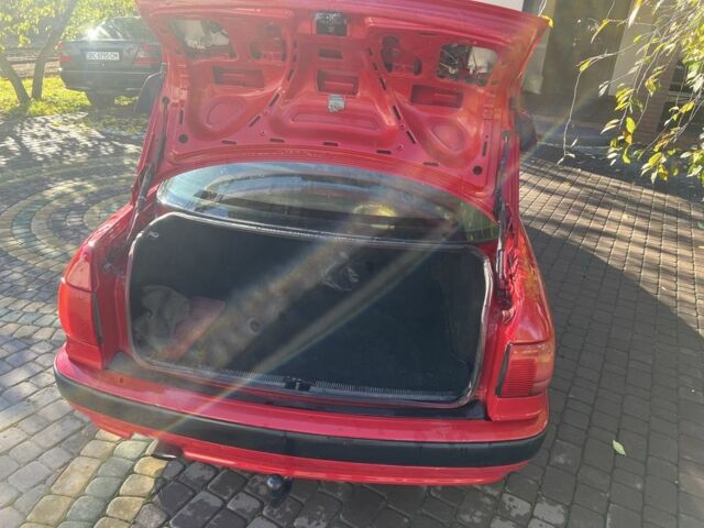 Красный Ауди 80, объемом двигателя 2 л и пробегом 360 тыс. км за 1800 $, фото 5 на Automoto.ua