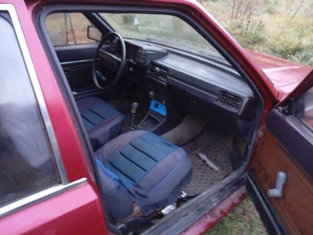 Красный Ауди 80, объемом двигателя 0 л и пробегом 300 тыс. км за 598 $, фото 4 на Automoto.ua