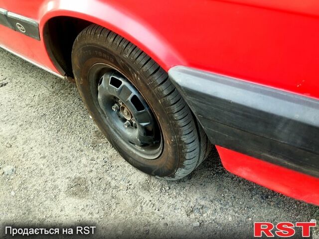 Красный Ауди 80, объемом двигателя 1.6 л и пробегом 300 тыс. км за 1230 $, фото 3 на Automoto.ua