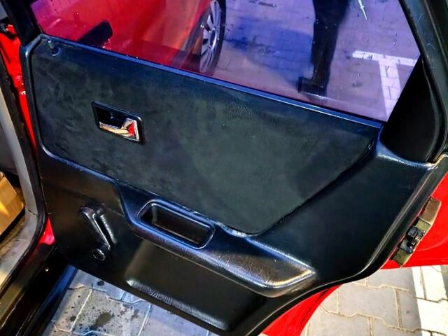 Красный Ауди 80, объемом двигателя 1.8 л и пробегом 320 тыс. км за 1500 $, фото 7 на Automoto.ua