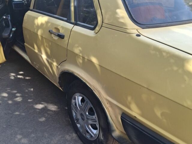 Желтый Ауди 80, объемом двигателя 1.6 л и пробегом 339 тыс. км за 1450 $, фото 5 на Automoto.ua