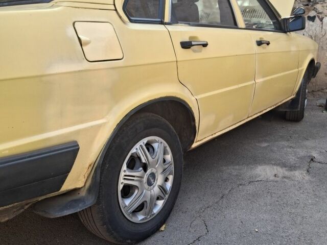 Желтый Ауди 80, объемом двигателя 1.6 л и пробегом 339 тыс. км за 1450 $, фото 4 на Automoto.ua